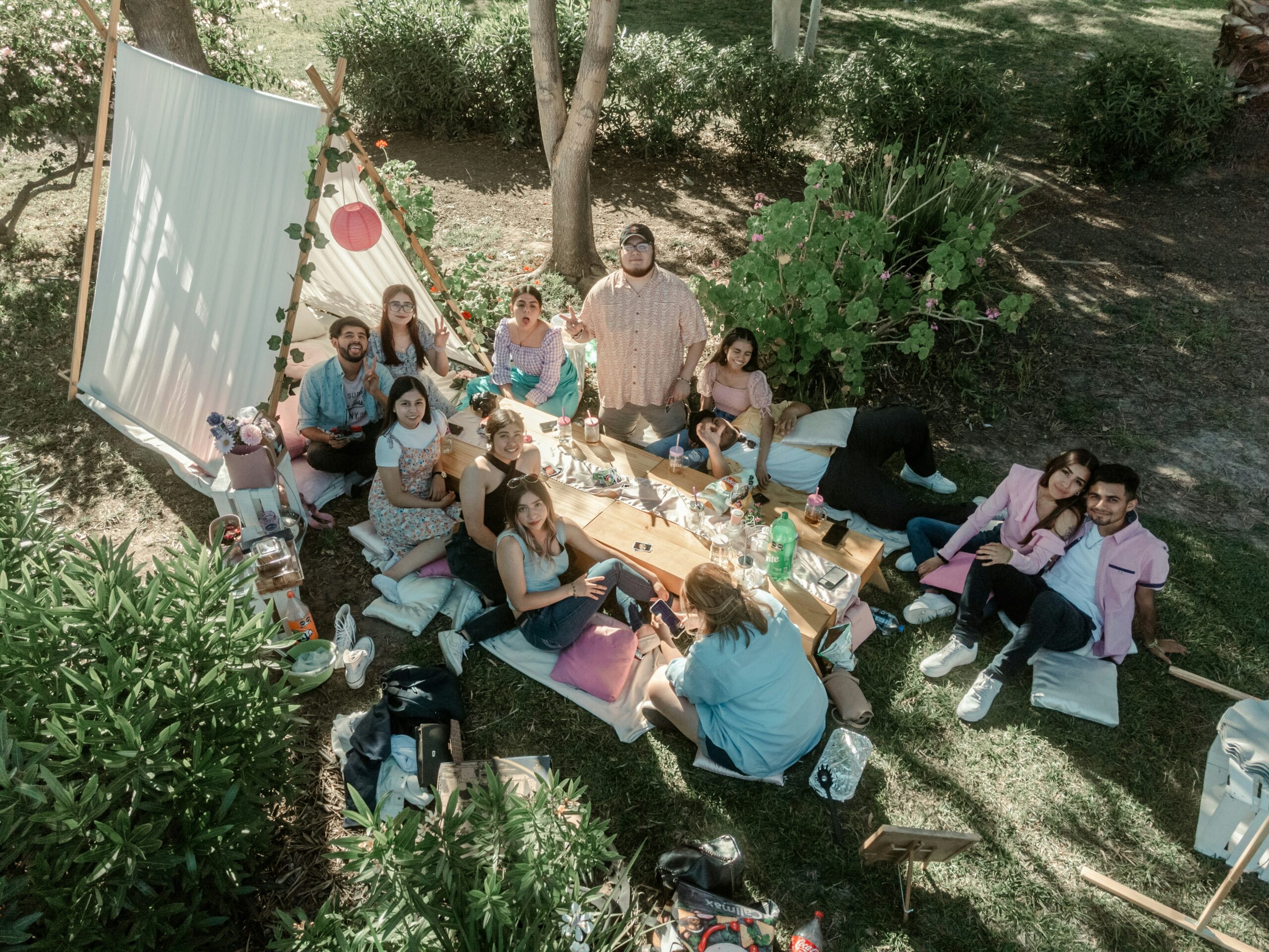 Ansatte som sitter sammen på en sommerfest utendørs under et bedriftsarrangement